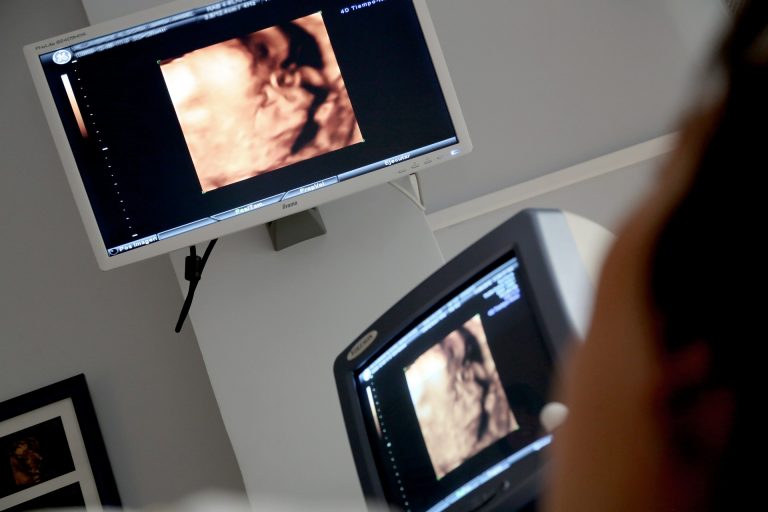 Agencias gubernamentales británicas dictan directivas sobre publicidad de clínicas de fertilidad
